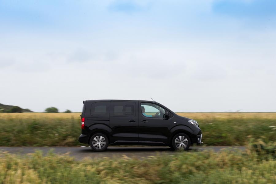  Toyota ProAce Verso Compact 2016 года  (UK) (фото 17 из 24)